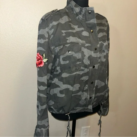 Rails Size Medium Women's Gray Camouflage Jacket with Red Rose Patches - Picture 3 of 9